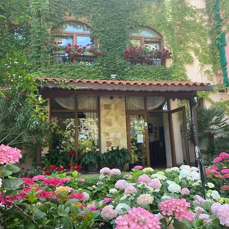 Oleander House And Tennis Club