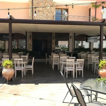 מלון Oleander House And Tennis Club