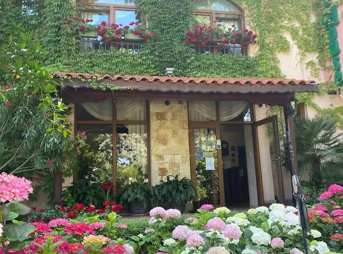 Oleander House And Tennis Club